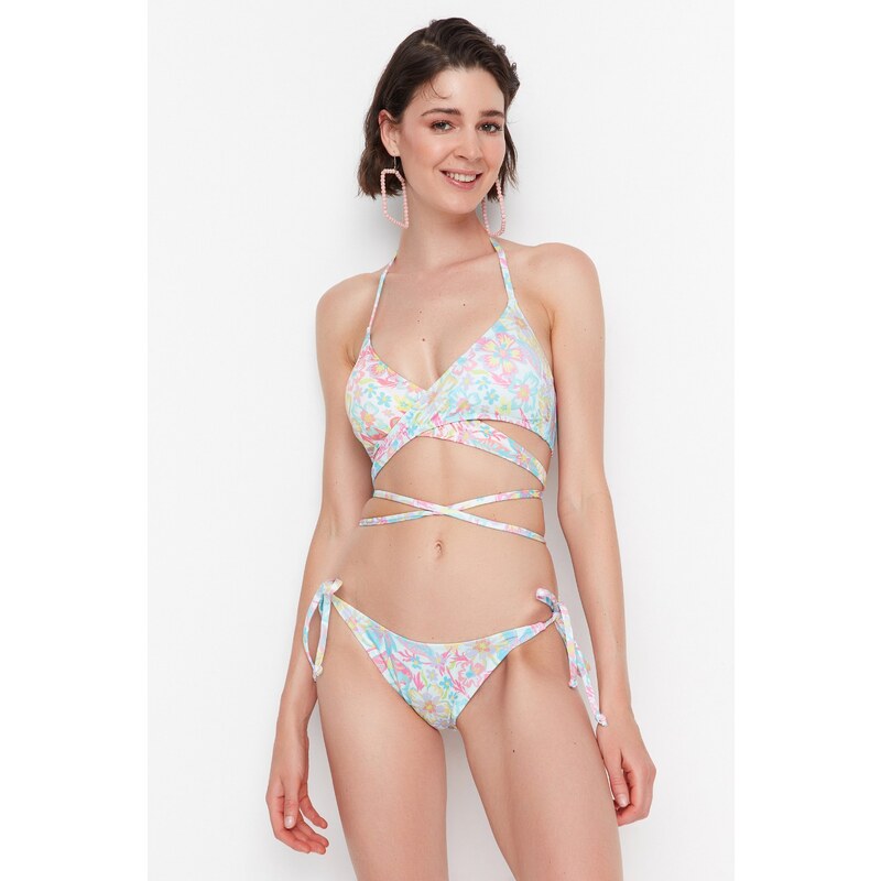 Trendyol kvetinový vzor bikinového vrchného dielu s viazaním 50608882