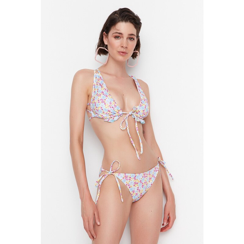 Trendyol Chrumkavé Bikini Nohavičky s Kvetinovým Vzorom s Detailom na 50608885
