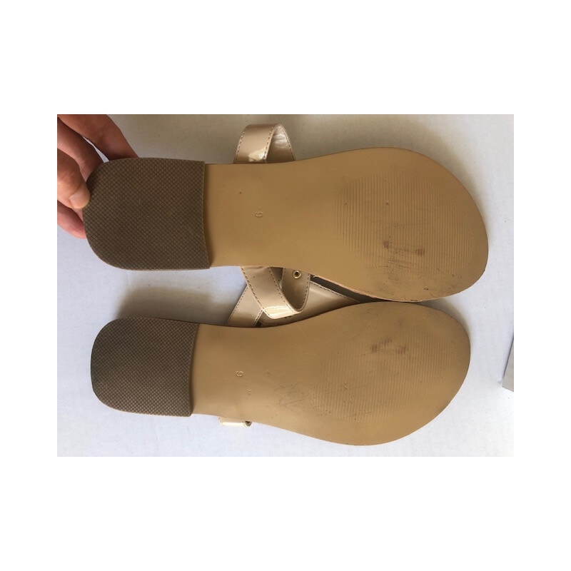 Outlet - GUESS sandálky Kara T-Strap Sandals krémové