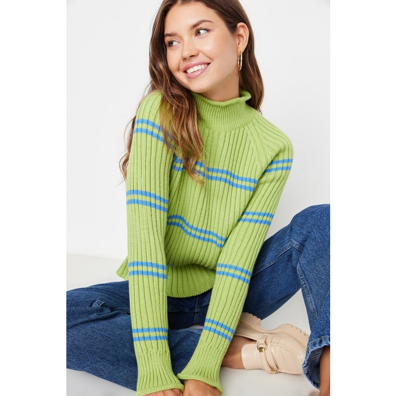 Trendyol zelený pruhovaný pletený sveter