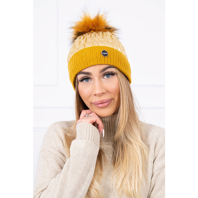 MladaModa Nepremokavá čiapka s kožušinkovým brmbolcom K160 farba zlatá 19537023