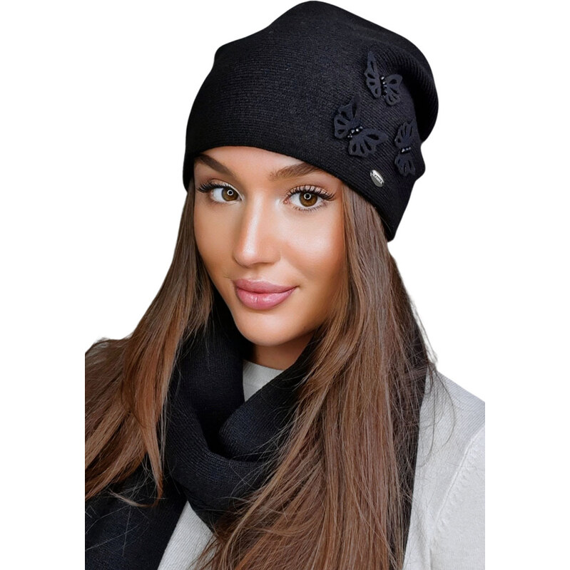 Kamea Čierna elegantná dámska čiapka s motýlikmi Maram, Farba čierna 66321665