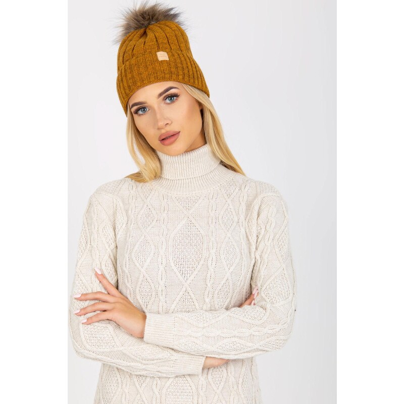 MladaModa Dámska čiapka s kožušinkovým brmbolcom model 0871 horčicová 36578064