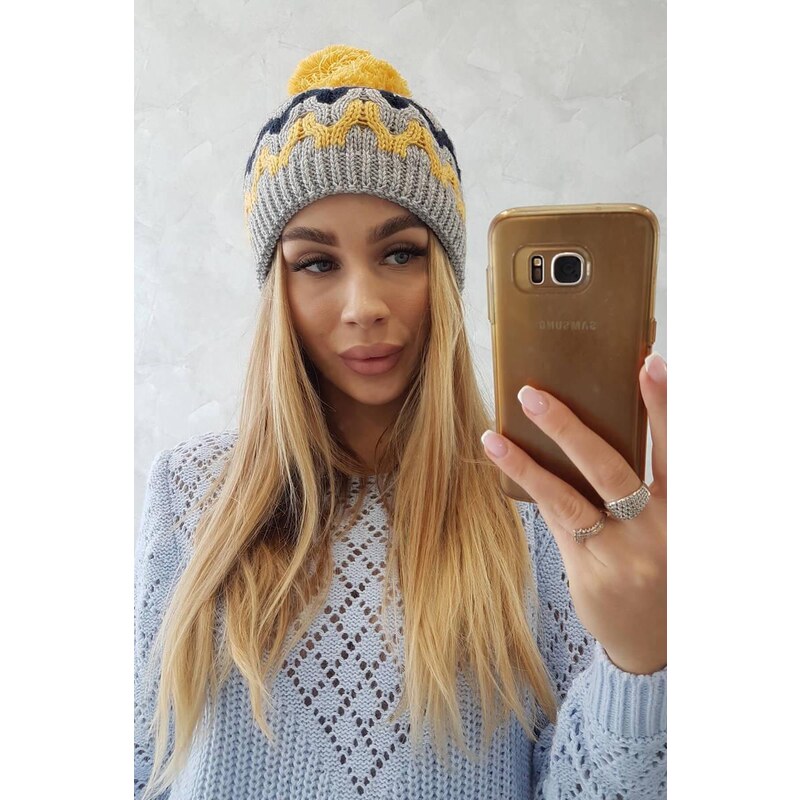 MladaModa Dámska čiapka s brmbolcom Laila K283 svetlá šedá 36637032