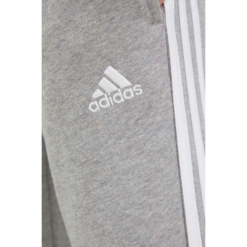 Bavlnené tepláky adidas dámske, šedá farba, s nášivkou, IC9922