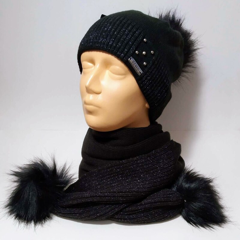Dámsky set zateplená čiapka a šál s brmbolcami- čierny 28818724
