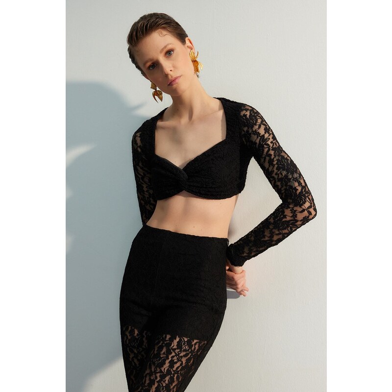 Trendyol Limitovaná Edícia Čierny Korzet s Čipkovanými Detailmi 50622448