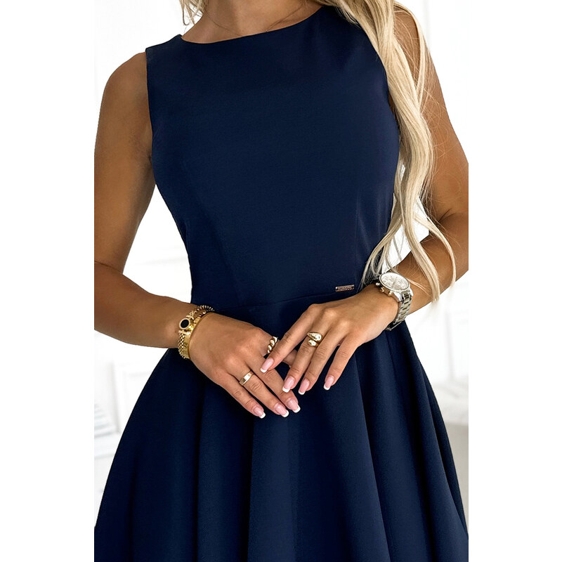 Elegant dress with a longer back Numoco