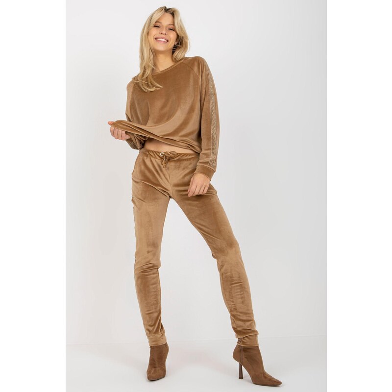 MladaModa Velúrová tepláková súprava s aplikáciou na rukávoch model 46490743