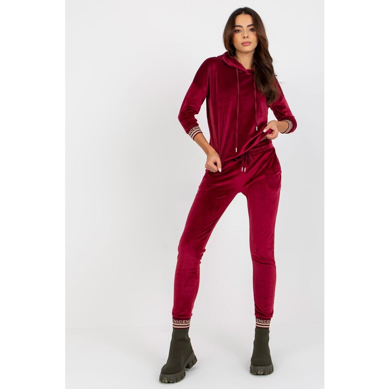 MladaModa Velúrová tepláková súprava s kapucňou model 28640 bordová 46490760