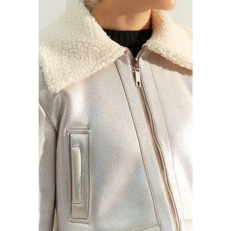 Trendyol Collection Strieborný plyšový kabát so zapínaním na zips