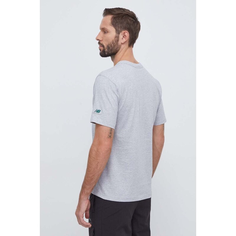 Bavlnené tričko New Balance pánsky, šedá farba, s nášivkou