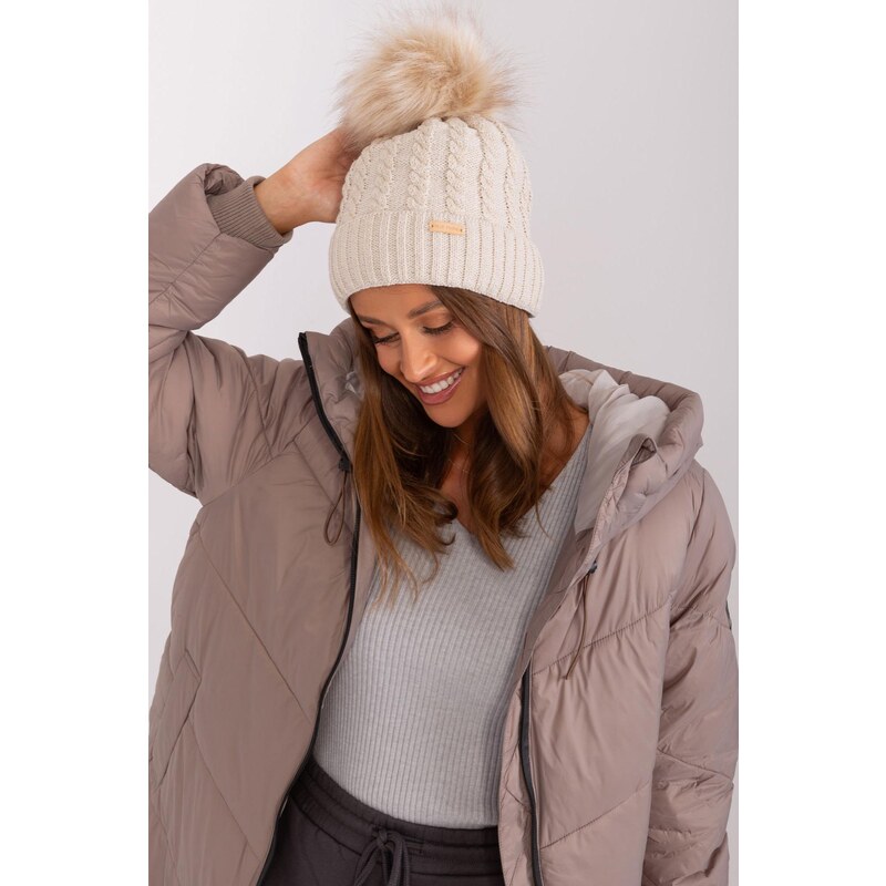 MladaModa Dámska čiapka s kožušinkovým brmbolcom model 1051 béžová 47169182