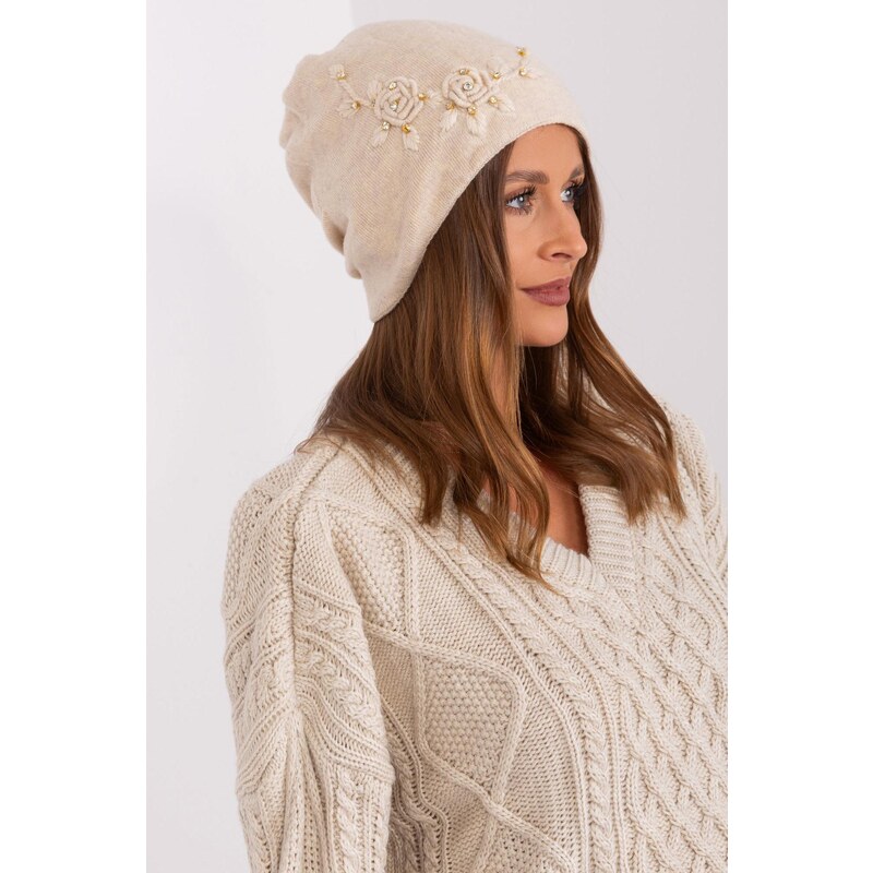 MladaModa Dámska čiapka s výšivkou a zirkónmi model 32976 svetlá 47169195