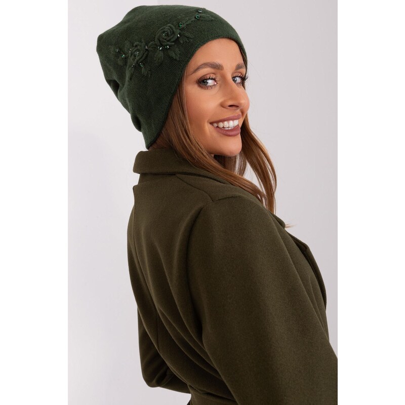 MladaModa Dámska čiapka s výšivkou a zirkónmi model 32976 zelená 47169204