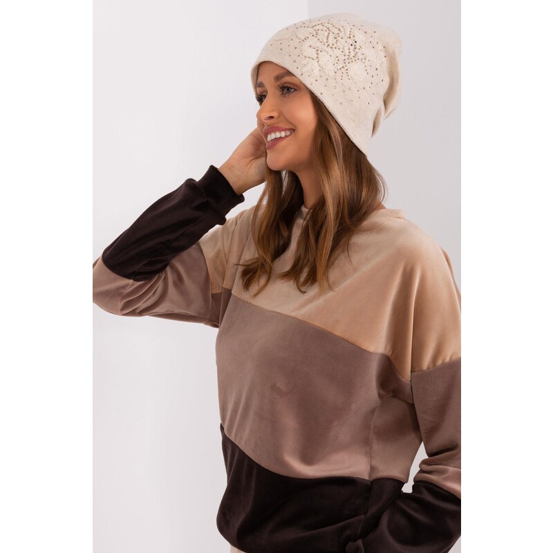 MladaModa Dámska čiapka so zirkónmi model 25001 svetlá béžová 47169231