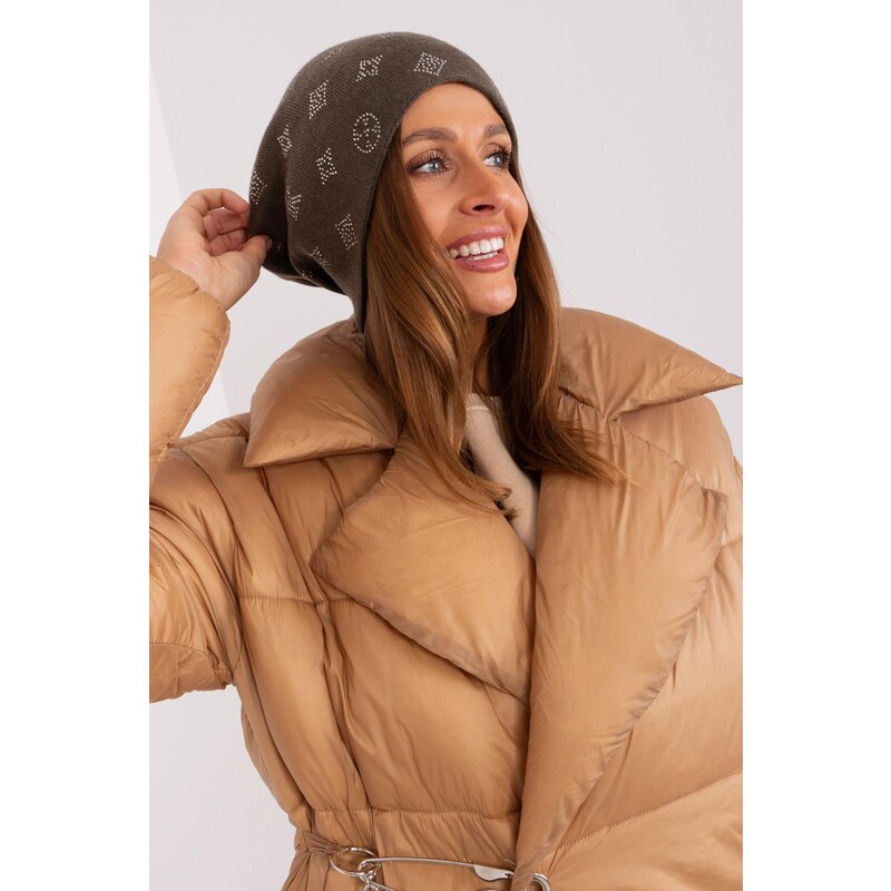 MladaModa Dámska čiapka so zirkónmi model 32585 tmavá khaki 47169243