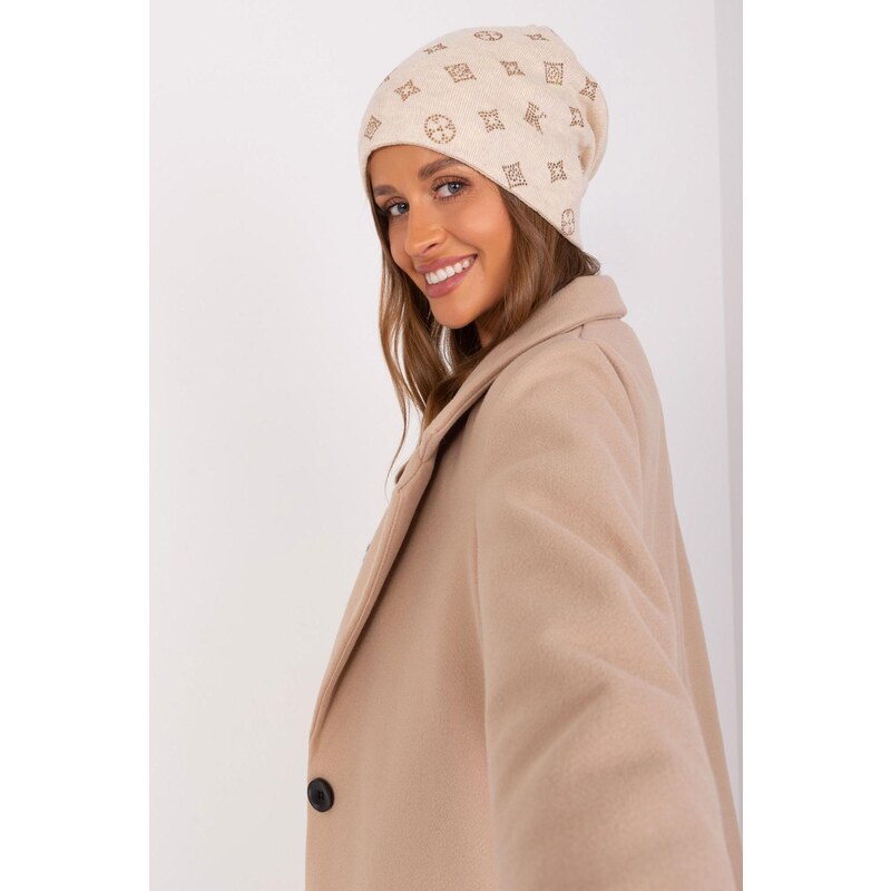 MladaModa Dámska čiapka so zirkónmi model 32585 svetlá béžová 47169250
