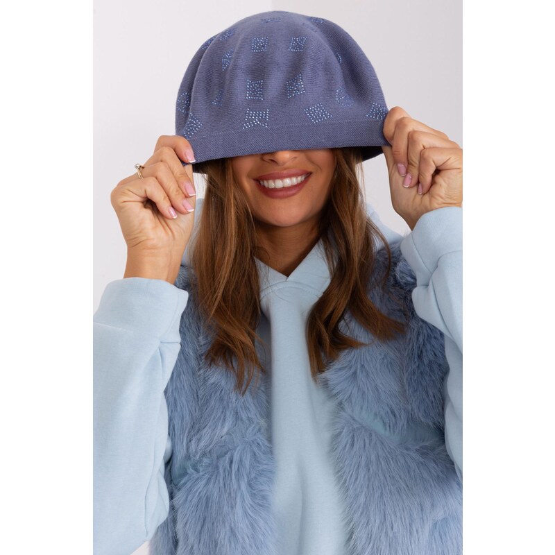 MladaModa Dámska čiapka baretka s aplikáciou model 31826 farba džínsová
