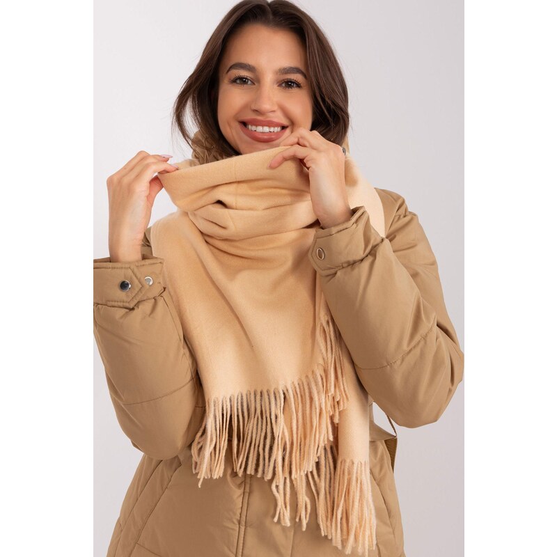 MladaModa Hrejivý dámsky šál so strapcami model 18562 béžový 47485336