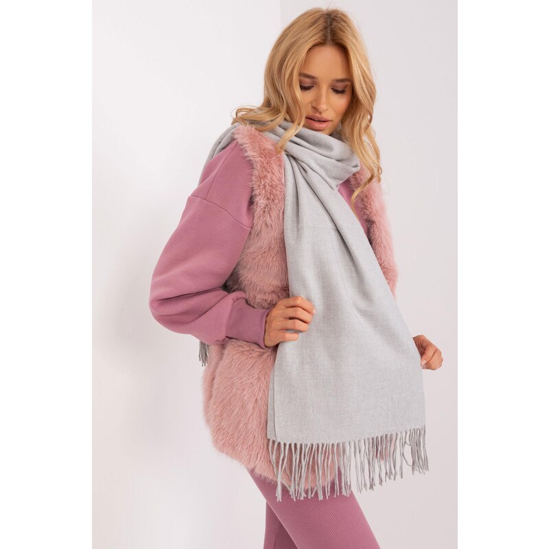 MladaModa Hrejivý dámsky šál so strapcami model 18562 šedý 47485334