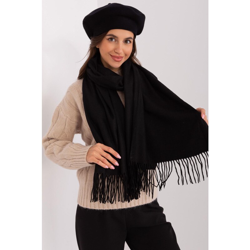 MladaModa Hrejivý dámsky šál so strapcami model 18562 čierny 47485325