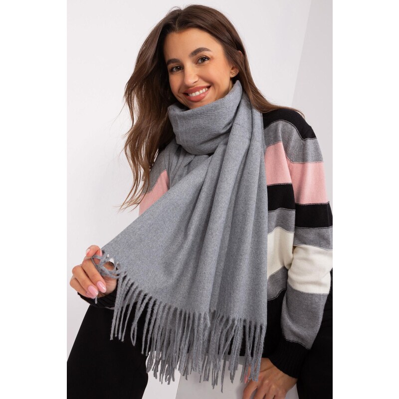 MladaModa Hrejivý dámsky šál so strapcami model 18562 grafitový 47485330