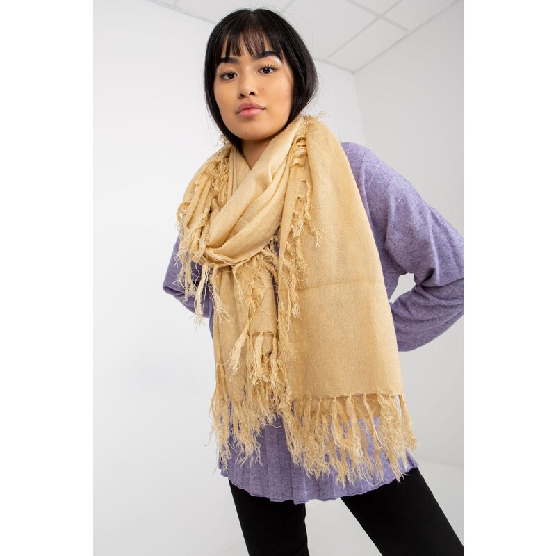 MladaModa Hladký dámsky šál so strapcami model 28565 svetlý béžový 47485386