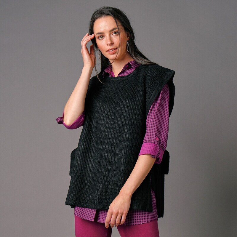 Predĺžená vesta s viazačkami nabokoch, mohérová na dotyk čierna 044 48074076