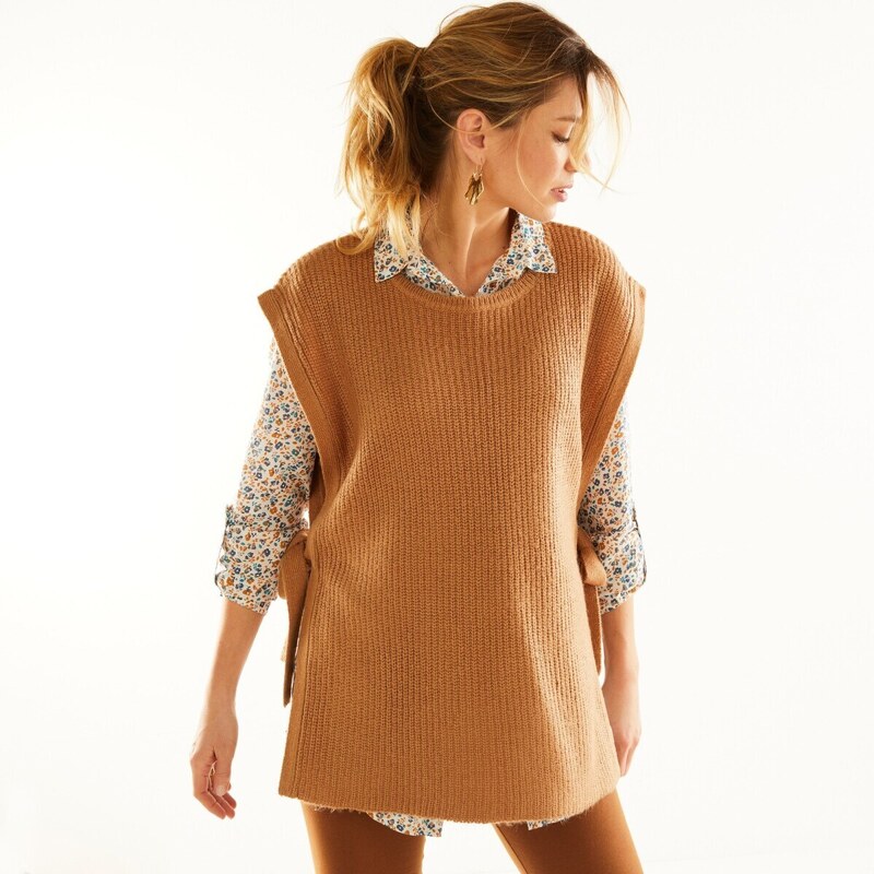 Dlhá vesta z hladkého úpletu s viazačkami na bokoch karamelová 058 48076377