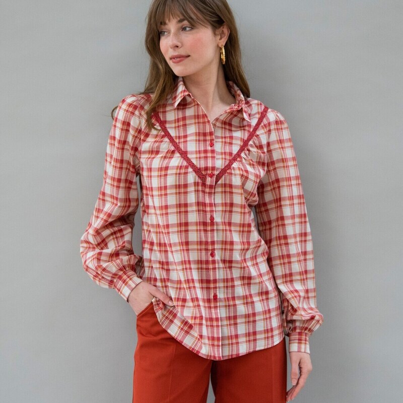 Košeľová blúzka s kockovaným vzorom a macramé béžová/tomatová 040 48077681