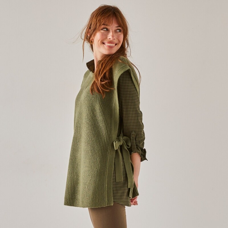 Dlhá vesta z hladkého úpletu s viazačkami na bokoch khaki 044 48078938