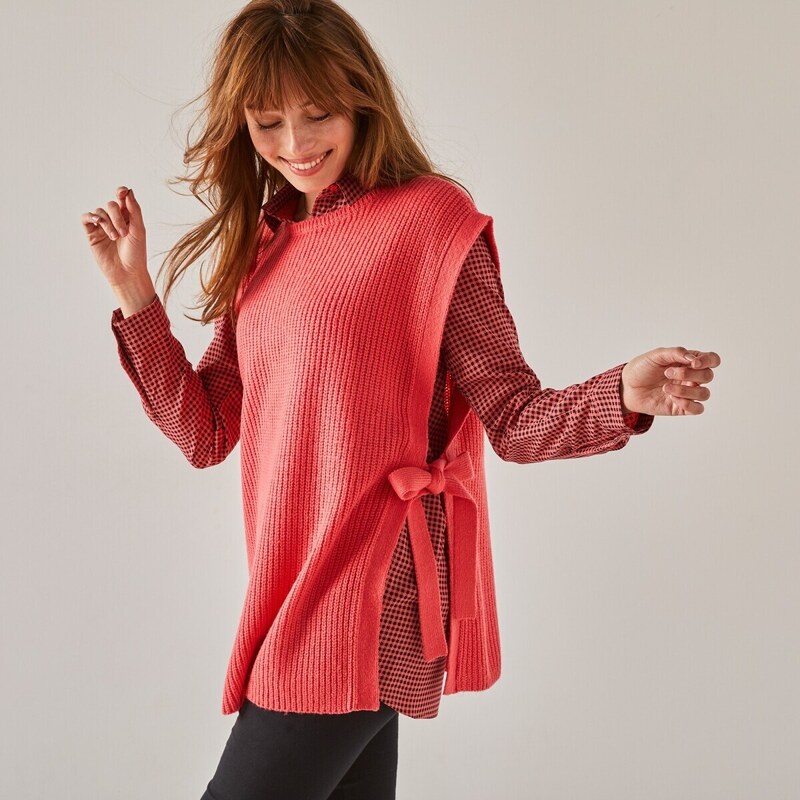 Dlhá vesta z hladkého úpletu s viazačkami na bokoch koralová 040 48078937