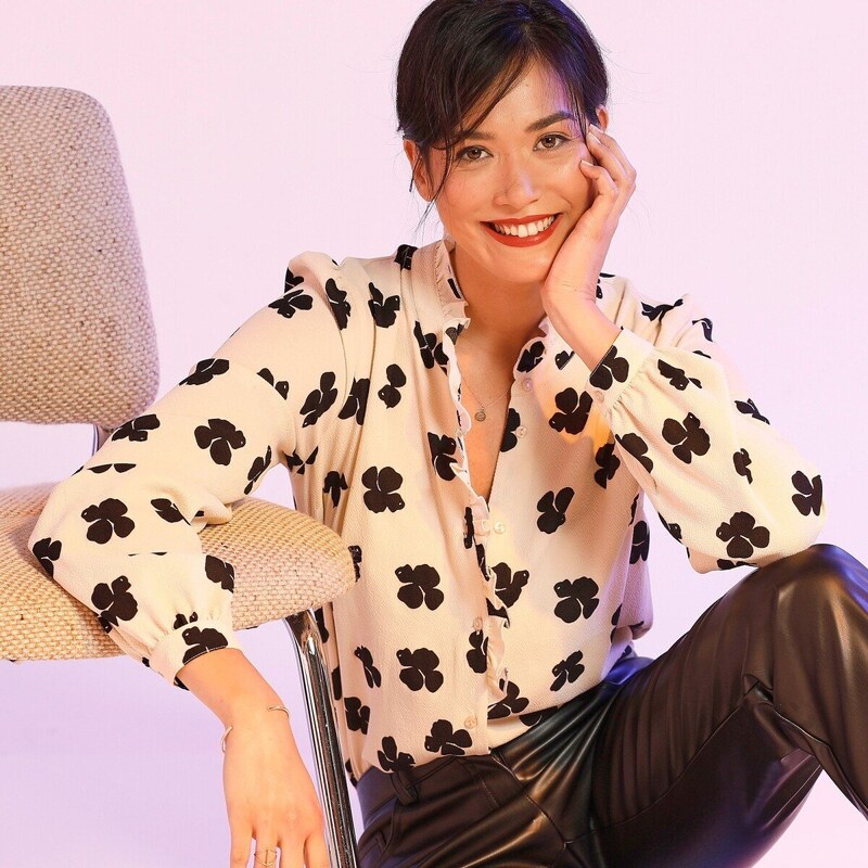 Košeľová blúzka s potlačou a volánovým výstrihom ražná/čierna 036 48199077