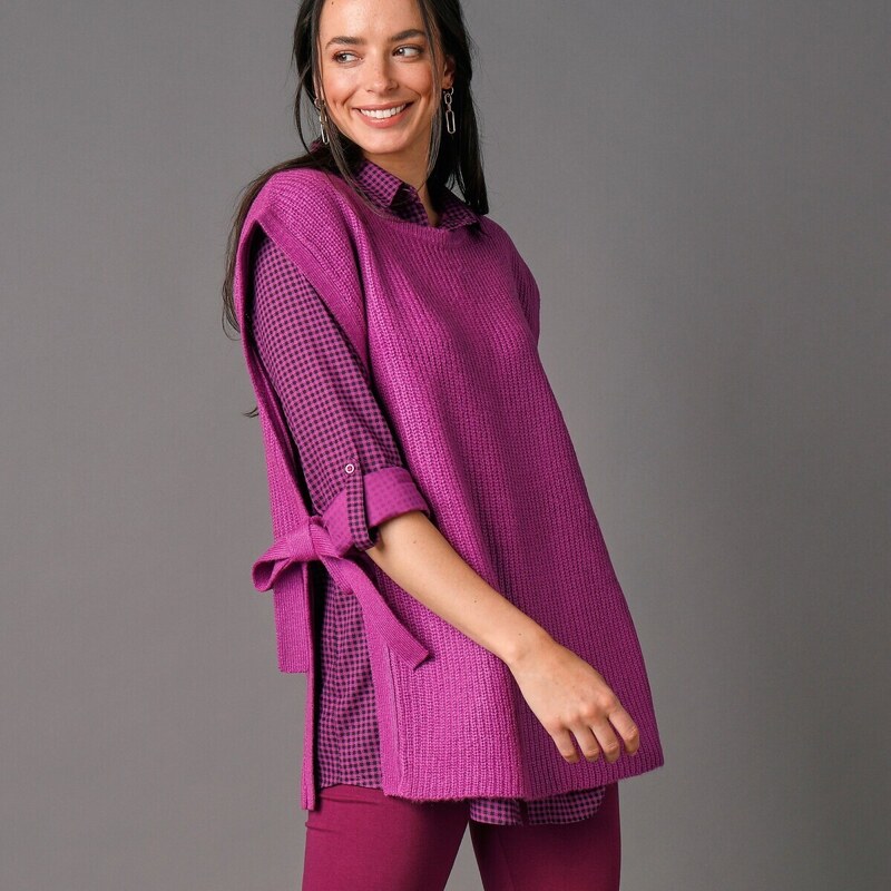 Dlhá vesta z hladkého úpletu s viazačkami na bokoch purpurová 040 48782153