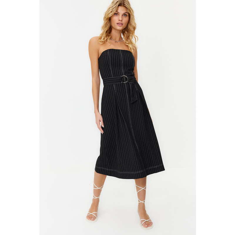 Trendyol Collection Prúžkované tkané šaty z prémiovej látky s čiernym pásom a volánovou sukňou