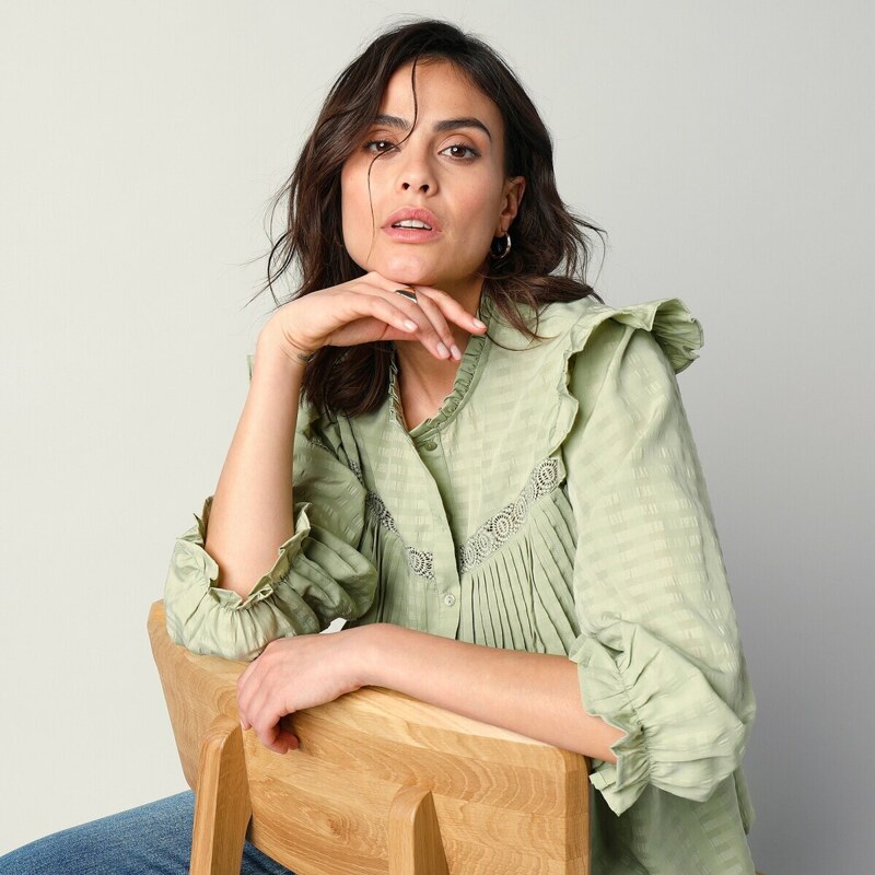 Žakárová košeľová blúzka s volánmi a macramé zelenkastá 038 49223708