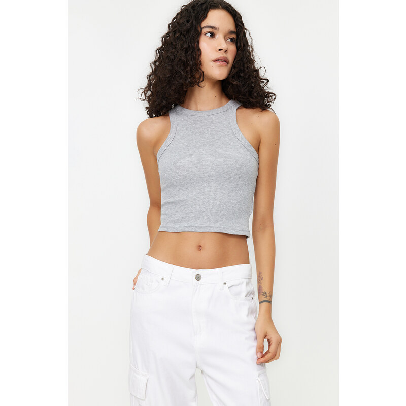 E-shop Trendyol sivý melírovaný crop top s priliehavým strihom,