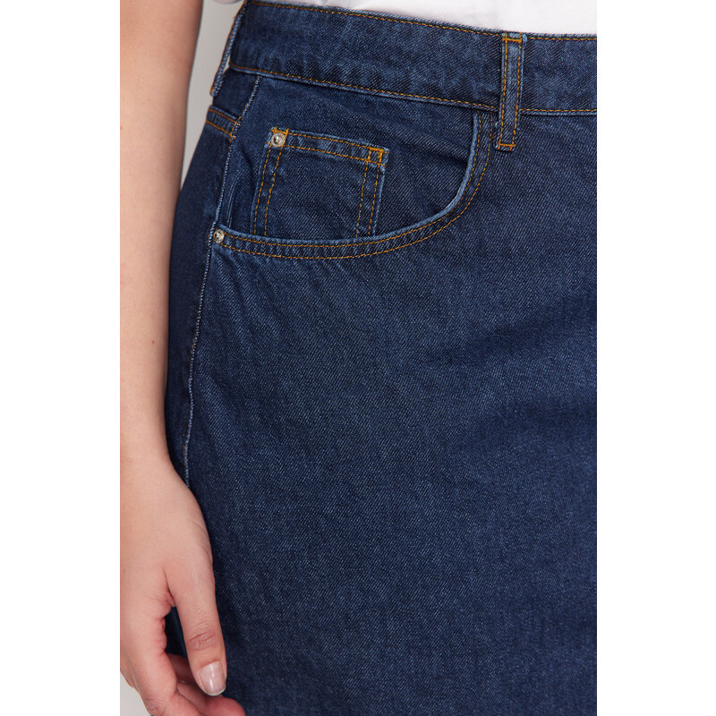 Trendyol Curve Tmavomodrá predná džínsová sukňa s gombíkom