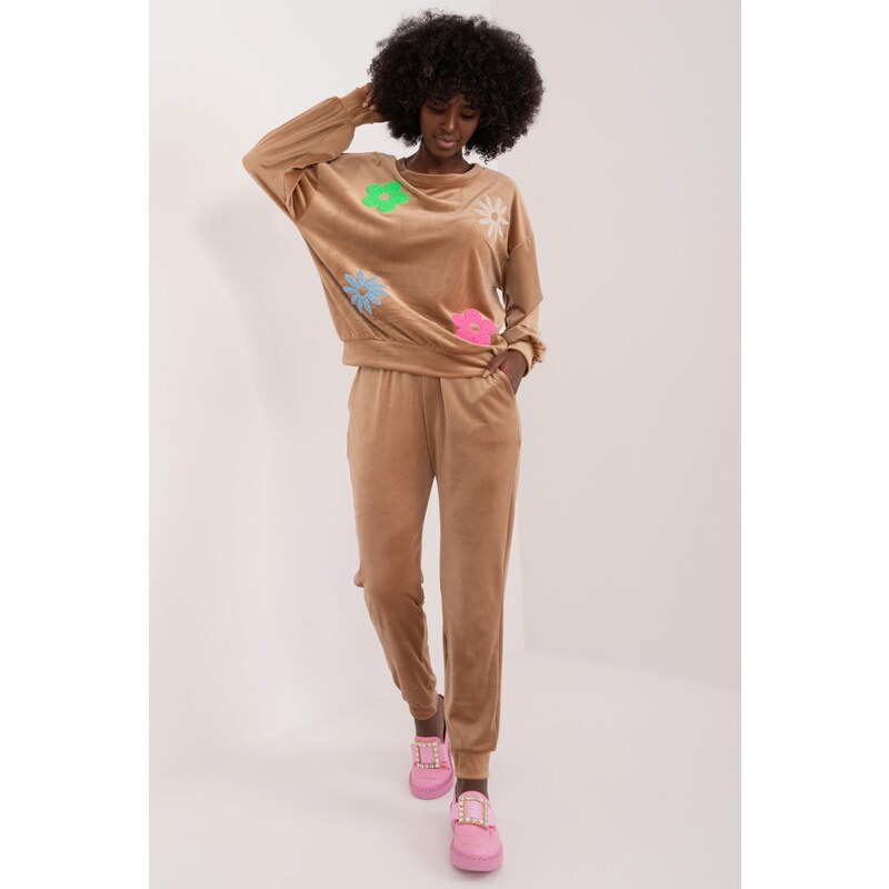 MladaModa Velúrová tepláková súprava s kvetinkami model 65505 béžová 50304336