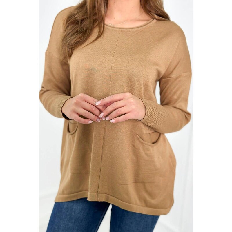 MladaModa Tenký sveter s prednými vreckami model 2432 farba camel 58163623
