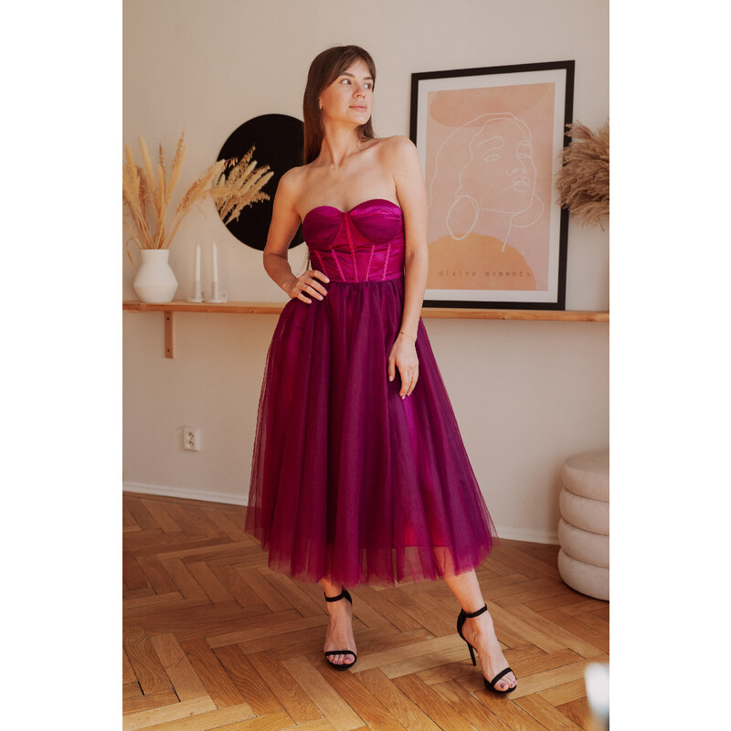 miadresses.sk Purpurové midi šaty s korzetom a tylovou sukňou 46595642