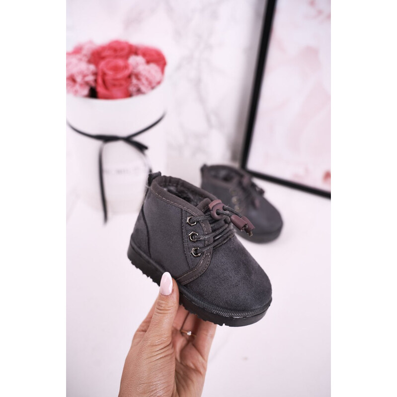 Boto Detské čipky -up snehových topánok izolovaných šedým kožušinovým 65391097