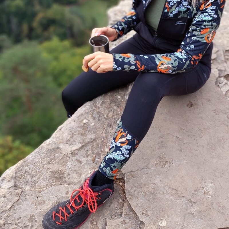 TERMOVEL Dámske čierne funkčné legíny s kvetinovým vzorom v spodnej 57928113