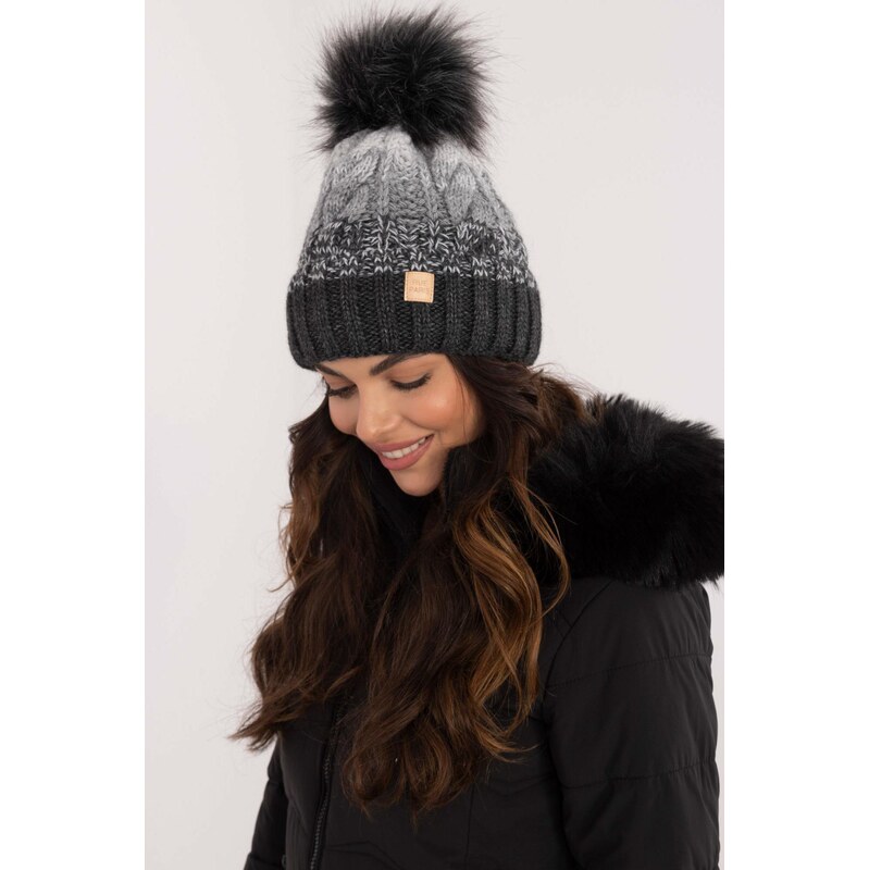 MladaModa Dámska čiapka s kožušinkovým brmbolcom model 5217 grafitová 59762294