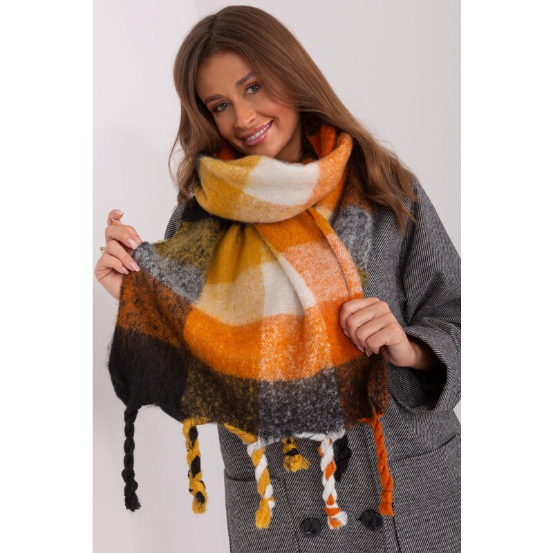 MladaModa Hrejivý károvaný šál so strapcami model 50197 čierny 59762332