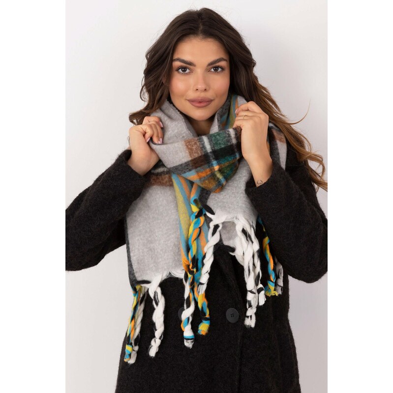 MladaModa Hrejivý károvaný šál s vrkočmi model 50103 šedý 59774758