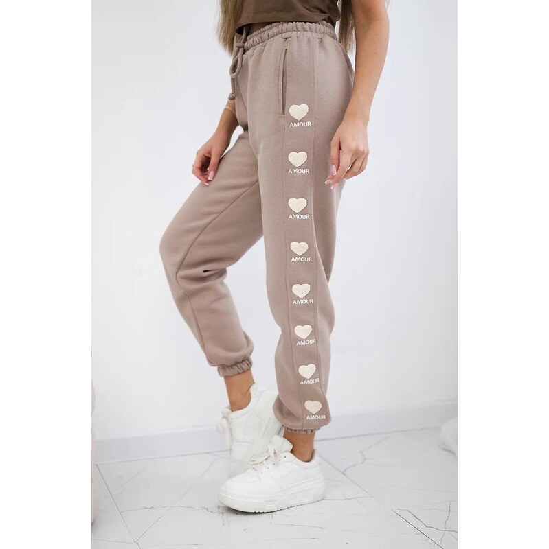 MladaModa Bavlnené tepláky s výšivkami Amour po bokoch tmavé béžové 46660821