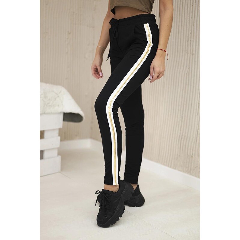 MladaModa Bavlnené nohavice so zlatým prúžkom model 5401 čierne 63034462