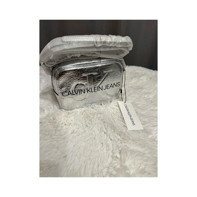 Dámska Kabelka CALVIN KLEIN Jeans - Camera bag Silver crossbody 60113425